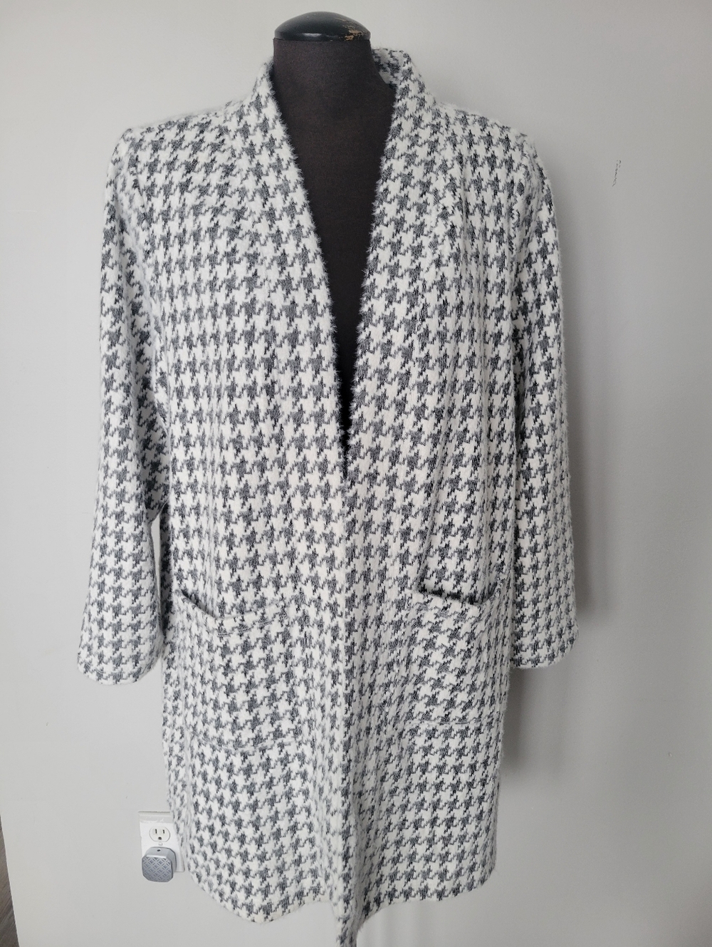 New Houndstooth Cardigan Size 2XL